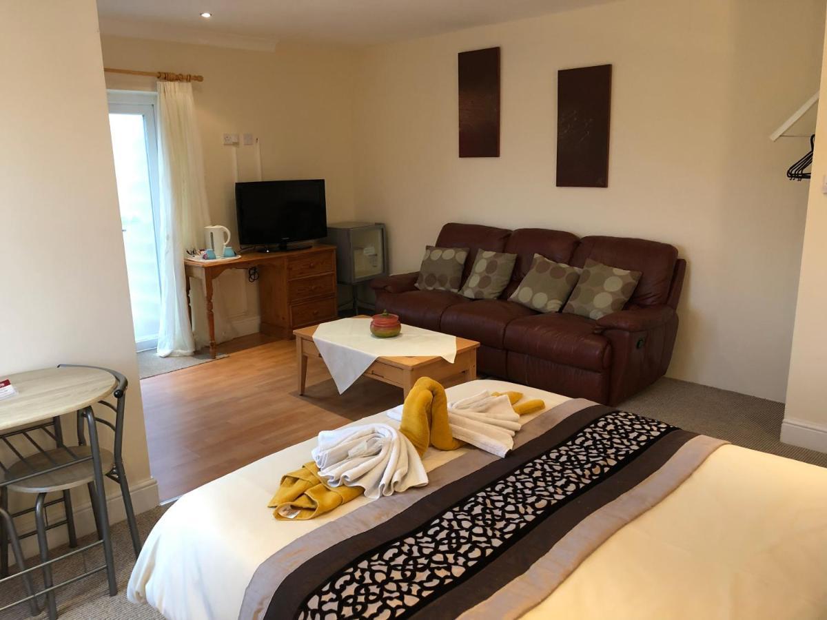 Hogwarts Bed And Continental Breakfast Villa Sheerness Bagian luar foto