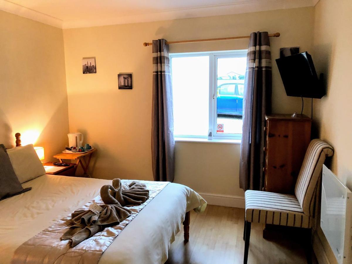 Hogwarts Bed And Continental Breakfast Villa Sheerness Bagian luar foto